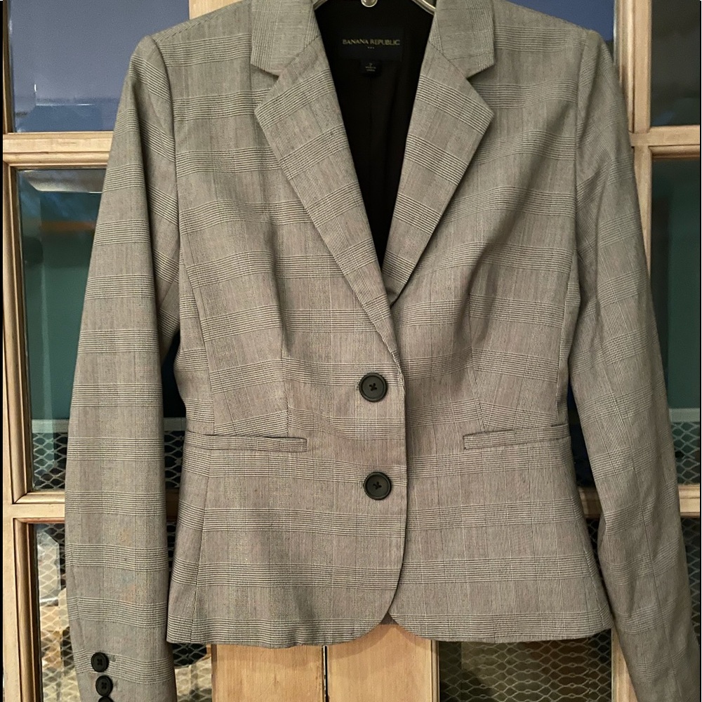 BANNA REPUBLIC SZE 2 JACkET PLEAT ON BACk.TAG FOR OTHER INFO IPERFECT CONDITION